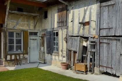 France, Marne (51), village de Saint-Amand-sur-Fion, cour intérieurs d'une ferme à pan de bois Petite rue de l'Eglise
