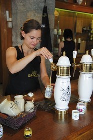 France, Côte d'Or (21), Dijon, boutique Maille, moutarde pression