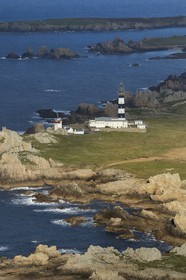 France, Finistère (29), parc naturel régional d'Armorique, mer d'Iroise, Ile d'Ouessant, réserve de Biosphère (UNESCO), phare du Creach et la côte ouest (vue aérienne)