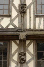 France, Loir et Cher (41), Blois, maison des acrobates du 15è siècle, détail des pans de bois sculptés