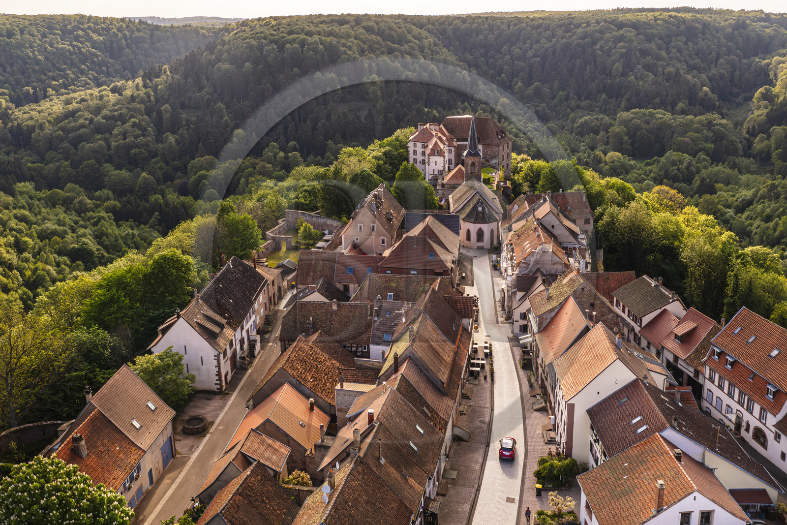 France, Bas-Rhin (67), Parc Naturel régional des Vosges du Nord, La Petite Pierre, le chateau de Lutzelstein et l'église simultanée Notre-Dame à la pointe du vieux village (vue aérienne)