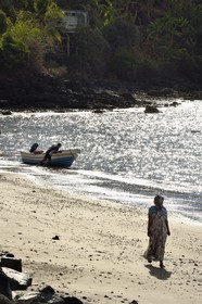 France, Ile de Mayotte, Grande-Terre, Sada, pêcheur sur la plage