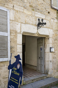 France, Yonne (89), parc naturel régional du Morvan, Vézelay, classé au Patrimoine Mondial de l'UNESCO, labellisé Les Plus Beaux Villages de France, point de départ de l'une des principales voies de pèlerinage de Saint-Jacques-de-Compostelle, accueil des pèlerins par l'Association des Amis et Pèlerins de Saint-Jacques de la Voie de Vézelay