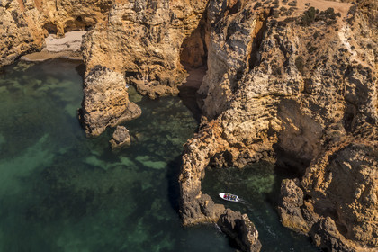 Portugal, Algarve, Lagos, découverte en bateau des criques et des grottes dans les falaises escarpées de la Ponta da Piedade (vue aérienne)
