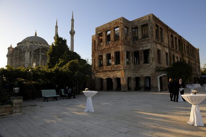 Turquie, Istanbul, Marmara Esma Sultan par le cabinet d'architectes GAD Global Architectural Development derrière la mosquée baroque d' Ortaköy au bord du Bosphore