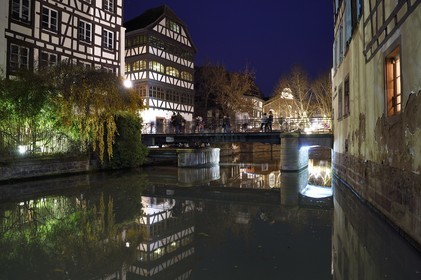 France, Bas-Rhin (67), Strasbourg, vieille ville classée au Patrimoine Mondial de l'UNESCO, quartier de la Petite France, le pont (tournant) du Faisan sur un bras de l'Ill