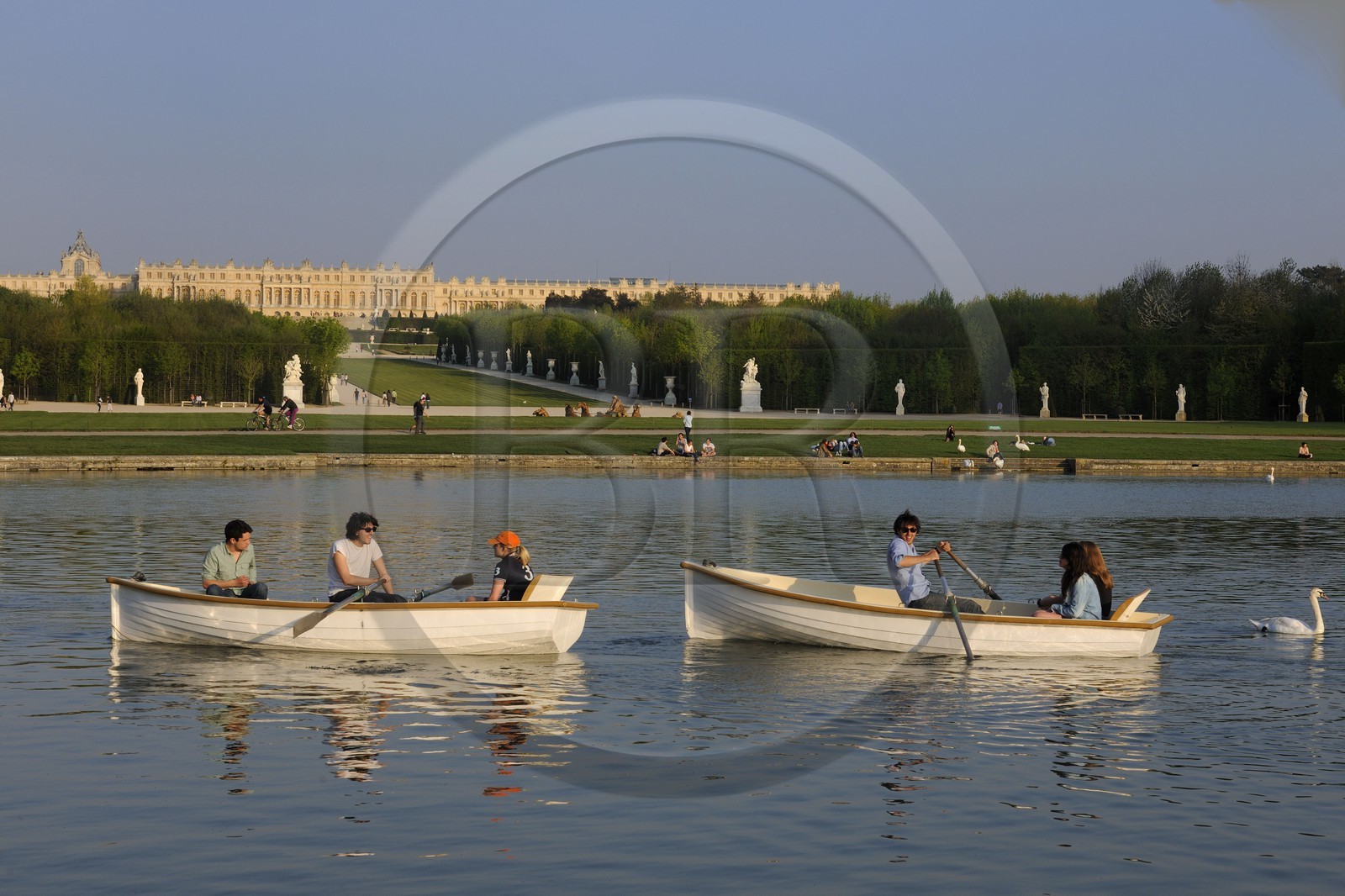 France, Yvelines (78), parc du château de Versailles, classé Patrimoine Mondial de l'UNESCO, barques sur le Grand Canal puis le bassin d'Apollon par Tuby avec le char d'Apollon et l'axe du Soleil vers le château