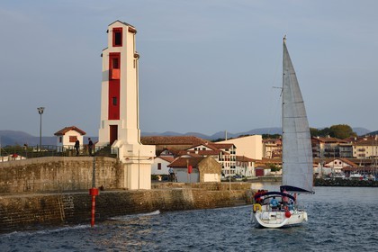 France, Pyrénées-Atlantiques (64), Pays-Basque, Saint-Jean-de-Luz, le port de pêche, le phare du port construit par André Pavlovsky et classé monument historique à l'entrée du port
