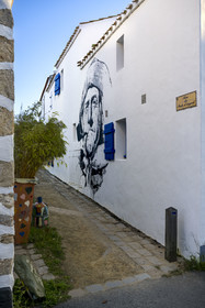 France, Vendée (85), Ile de Noirmoutier, Noirmoutier-en-l'Ile, peinture murale représentant un marin dans une ruelle