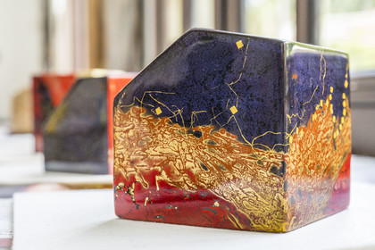 France, Hauts-de-Seine (92), Colombes, oeuvres de l'artiste et laqueur Isabelle Emmerique dans son atelier