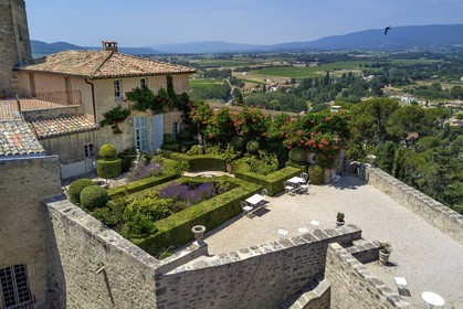 France, Vaucluse (84), Parc Naturel Regional du Luberon, Ansouis, labellisé Les Plus Beaux Villages de France, le chateau d'Ansouis (vue aérienne)
