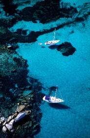 France, Corse-du-Sud (2A), bateaux au mouillage dans l'archipel des îles Lavezzi (vue aérienne)