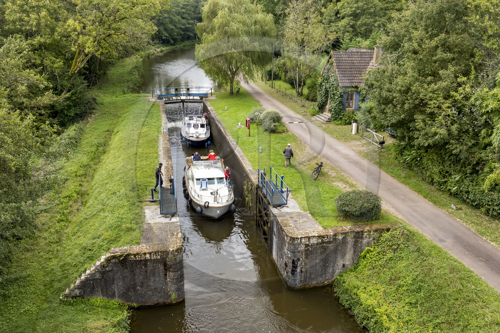 France, Nièvre (58), Sardy-les-Epiry, échelle des 16 écluses sur le canal du Nivernais, écluse n°14 de Pré Ardent (vue aérienne)