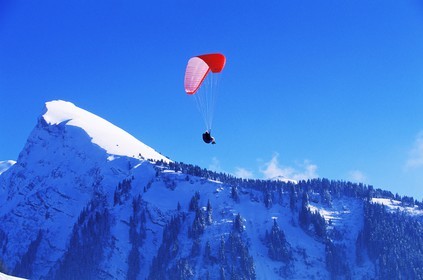 France, Haute-Savoie (74), domaine des portes du soleil, parapente au-dessus de Morzine