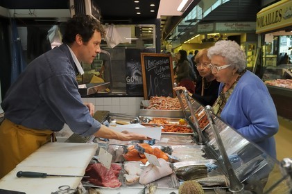 France, Loire-Atlantique (44), Nantes, marché de Talensac, étal du poissonnier