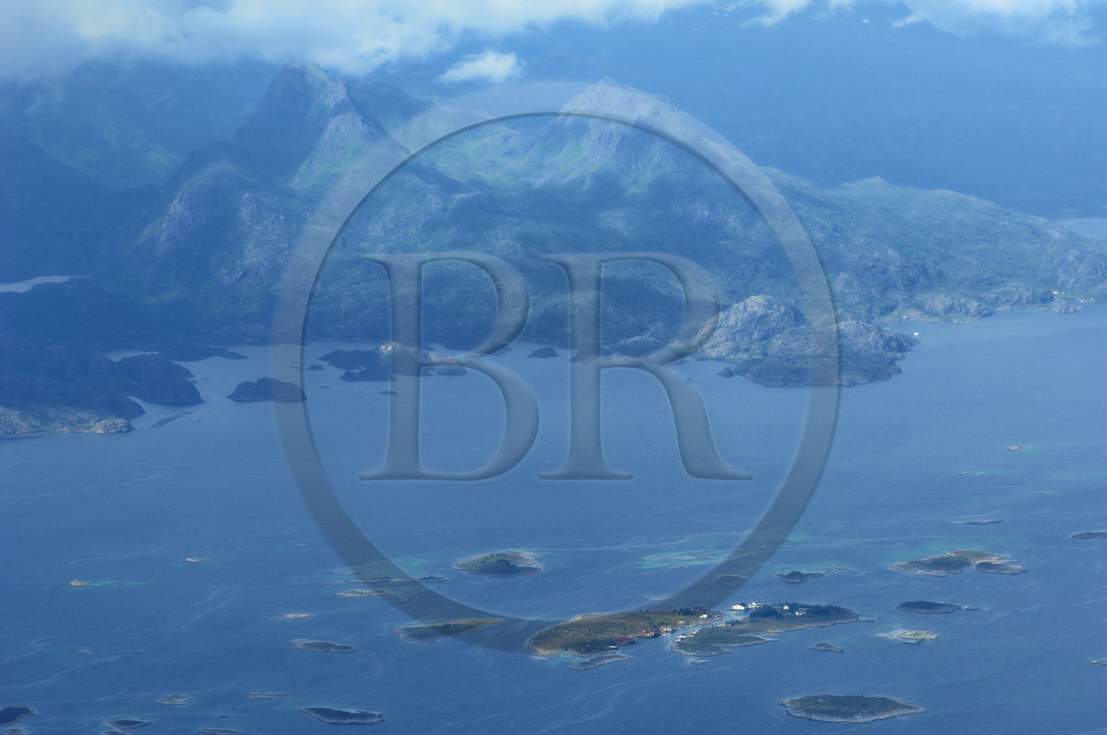 Norvège, Nordland, Iles Lofoten, ilots de pêcheurs (vue aérienne)