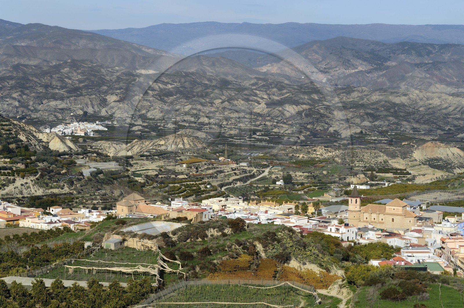 Espagne, Andalousie, Province d'Almeria, Huécija et Bentarique en arrière plan en bordure du désert de Tabernas