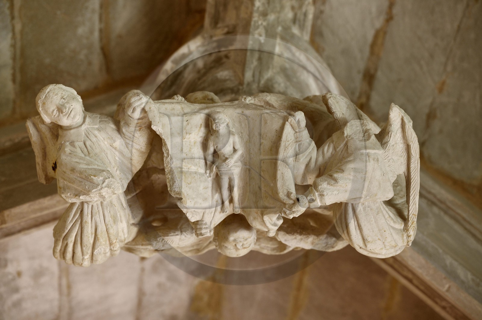 France, Dordogne (24), Périgord Noir, Le Buisson-de-Cadouin, abbaye de Cadouin, étape sur le chemin de Compostelle, site classé Patrimoine Mondial de l'UNESCO, le cloitre du XVe siècle, clef de voute pendante représentant deux anges portant le Christ dans son linceul (thème de la passion)