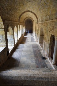 France, Var (83), Abbaye cistercienne du Thoronet, la galerie Est du cloitre