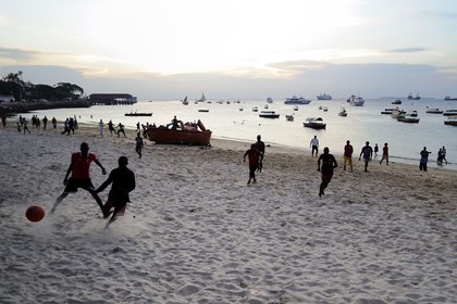 Tanzanie, archipel de Zanzibar, île de Unguja (Zanzibar), ville de Zanzibar, quartier Stone Town, classé Patrimoine Mondial de l' UNESCO, joueurs de fooball sur la plage