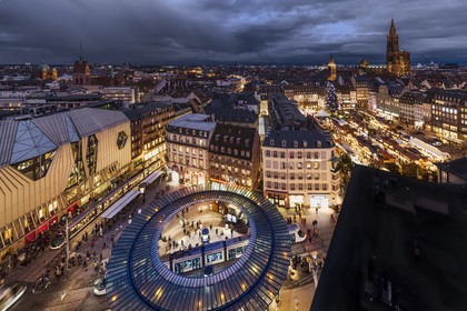 France, Bas-Rhin (67), Strasbourg, vieille ville classée au Patrimoine Mondial de l’UNESCO, la place de l'Homme de Fer au premier plan, le Grand Sapin de Noël sur la place Kléber et la cathédrale