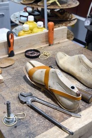 France, Var (83), Saint-Tropez, fabrication des Sandales Tropéziennes (les sandales Rondini)