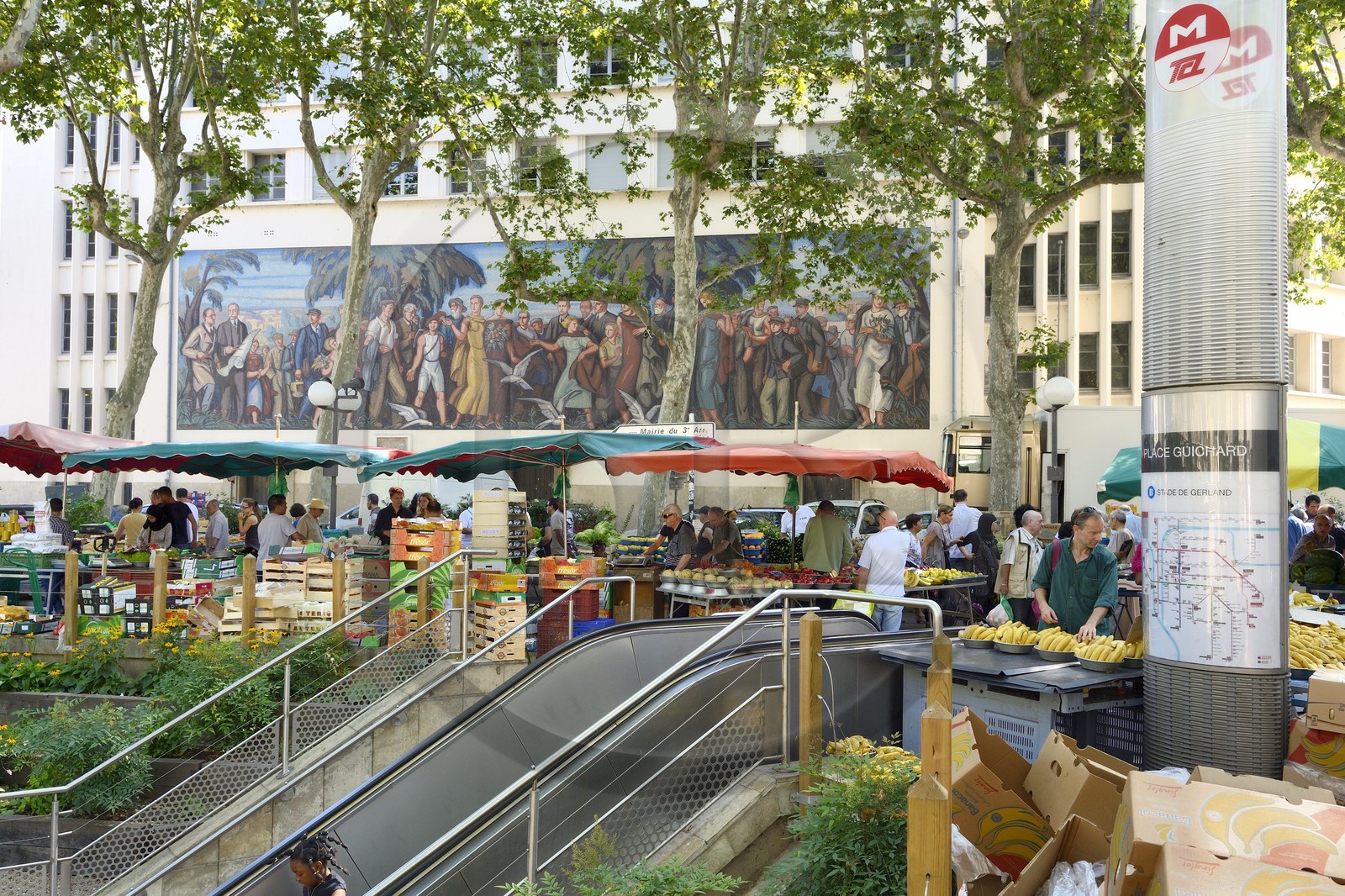 France, Rhône (69), Lyon, fresque sur la façade ouest de la Bourse du Travail sur la place Guichard, jour de marché