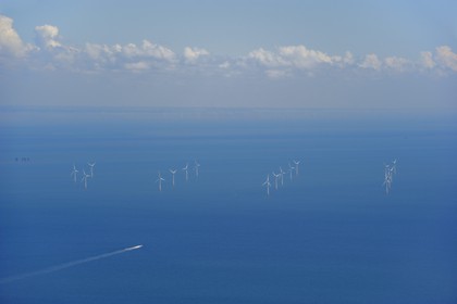 Royaume-Uni, Angleterre, Kent, champ d'éoliennes dans la Mer du Nord (vue aérienne)
