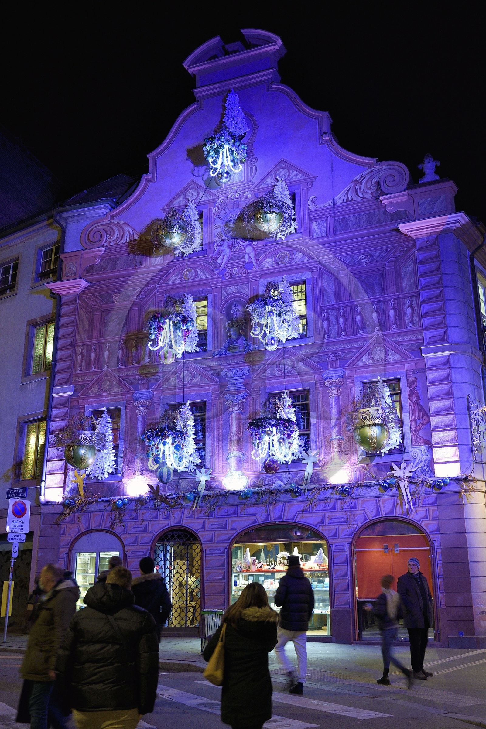 France, Bas-Rhin (67), Strasbourg, vieille ville classée au Patrimoine Mondial de l’UNESCO, décoration de Noël sur la patisserie Christian Meyer