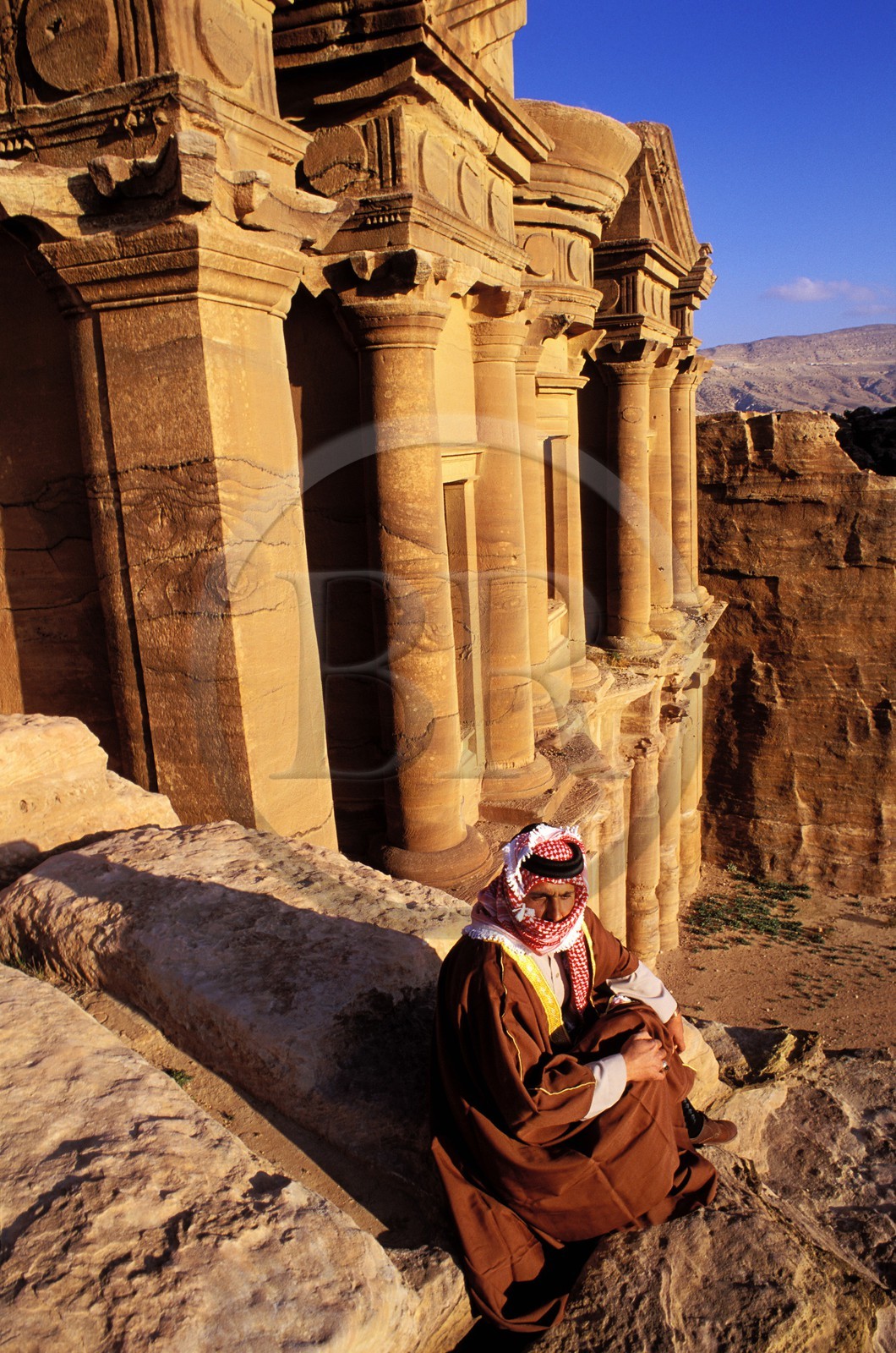 Jordanie, Petra, Un bédouin contemple le coucher à mi-hauteur du Deir (le Monastère) - 42 m de haut