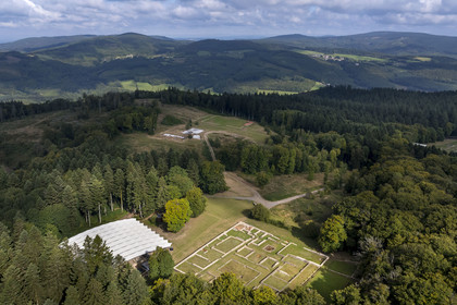 France, Saône-et-Loire (71), parc naturel régional du Morvan, Saint-Léger-sous-Beuvray, oppidum de Bibracte, capitale du peuple celte des Éduens, site archéologique sur le mont Beuvray, ruines et champ de fouille de la Grande Domus du Parc aux Chevaux datant du Ier siècle avant notre ère (vue aérienne)