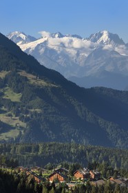 Suisse, canton de Vaud, Villars-sur-Ollon et le Mont-Blanc en arrière plan