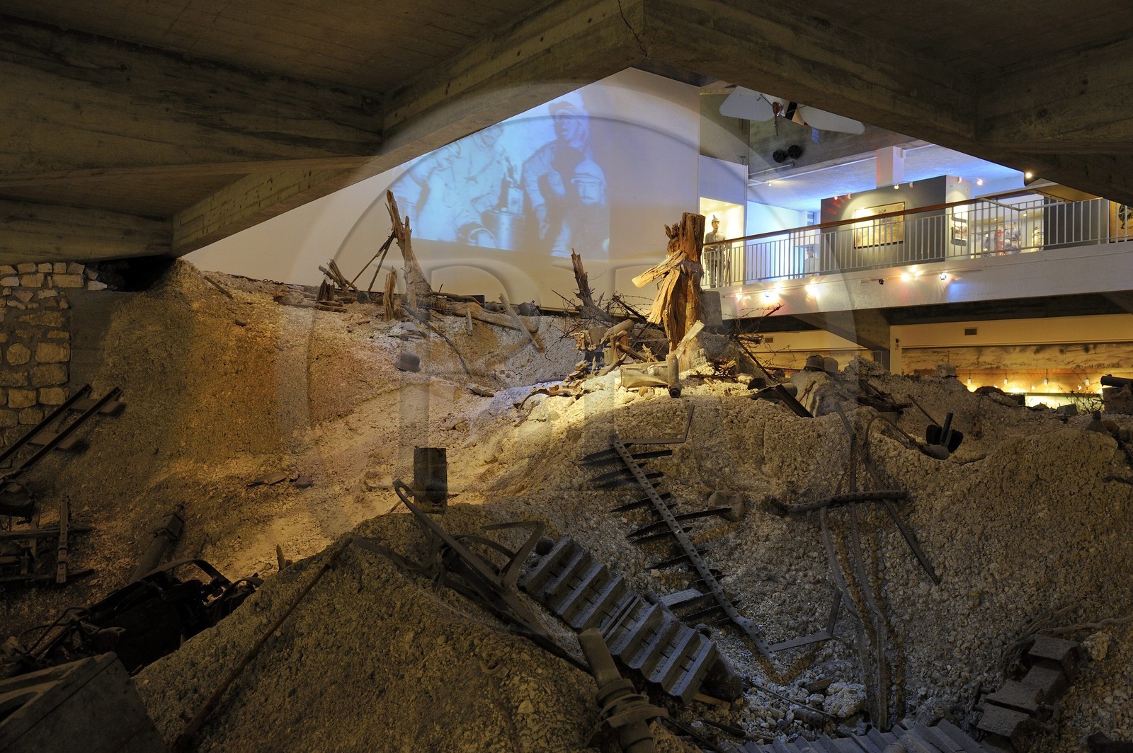 France, Meuse (55), région de Verdun, Fleury-devant-Douaumont, Mémorial de Verdun construit sur le site de la gare du village détruit, reconstitution du champ de bataille