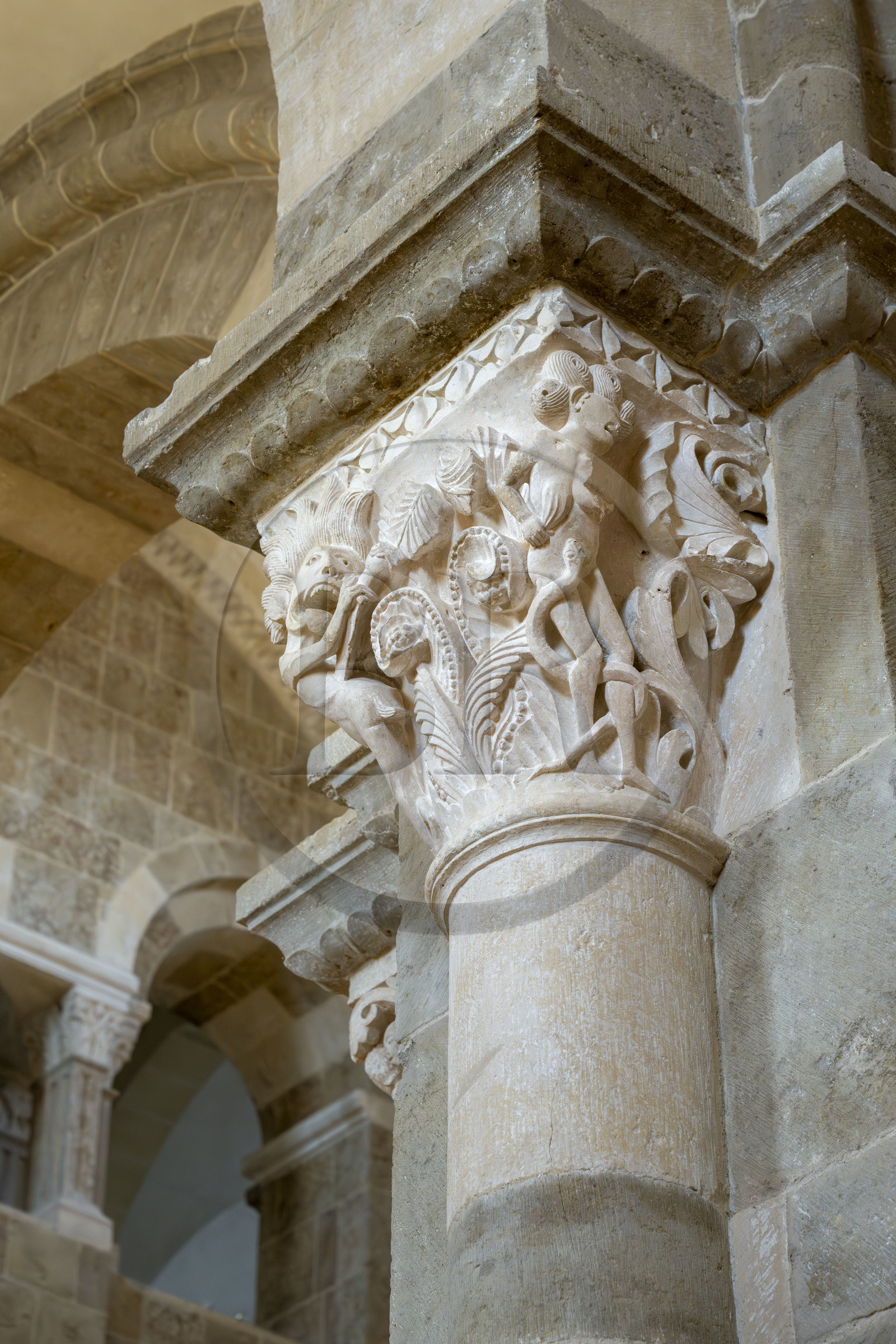 France, Yonne (89), parc naturel régional du Morvan, Vézelay, classé au Patrimoine Mondial de l'UNESCO, labellisé Les Plus Beaux Villages de France, point de départ de l'une des principales voies de pèlerinage de Saint-Jacques-de-Compostelle, la basilique Sainte-Marie-Madeleine, chapiteau de la nef (XIIe siècle), la Luxure et le Désespoir
