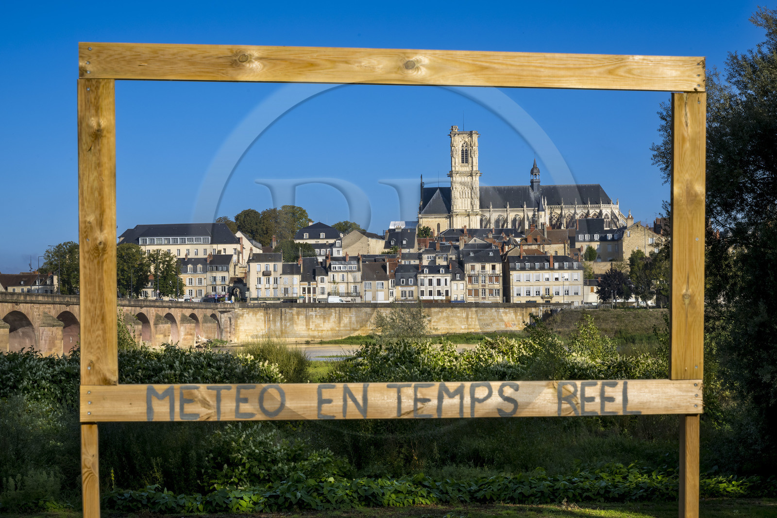 France, Nièvre (58), Nevers, les iles sur la Loire en amont du Pont de la Loire, le quai de Mantoue et la cathédrale Saint-Cyr-et-Sainte-Julitte, cadre de la Météo en temps réel