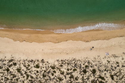 Portugal, Algarve, Parc naturel de la Ria Formosa, Faro, Ile de Barreta ou Deserta (Ilha da Barretta ou Deserta), la plage (vue aérienne)