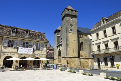France, Dordogne (24), Périgord Pourpre, Beaumont-du-Périgord, la place Jean Moulin et l'église fortifiée Saint-Laurent-et-Saint-Front de style gothique anglais du XIIIe siècle au coeur de la bastide