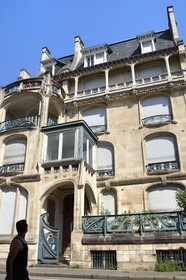 France, Meurthe et Moselle (54), Nancy, immeuble à gradins (1901-1902) de l'architecte Georges Biet au 22 rue de la Commanderie d'inspiration Art Nouveau et néo-gothique, la structure métallique ajoutée vers 1927 couvrant le corps de terrasse est de Jean Prouvé