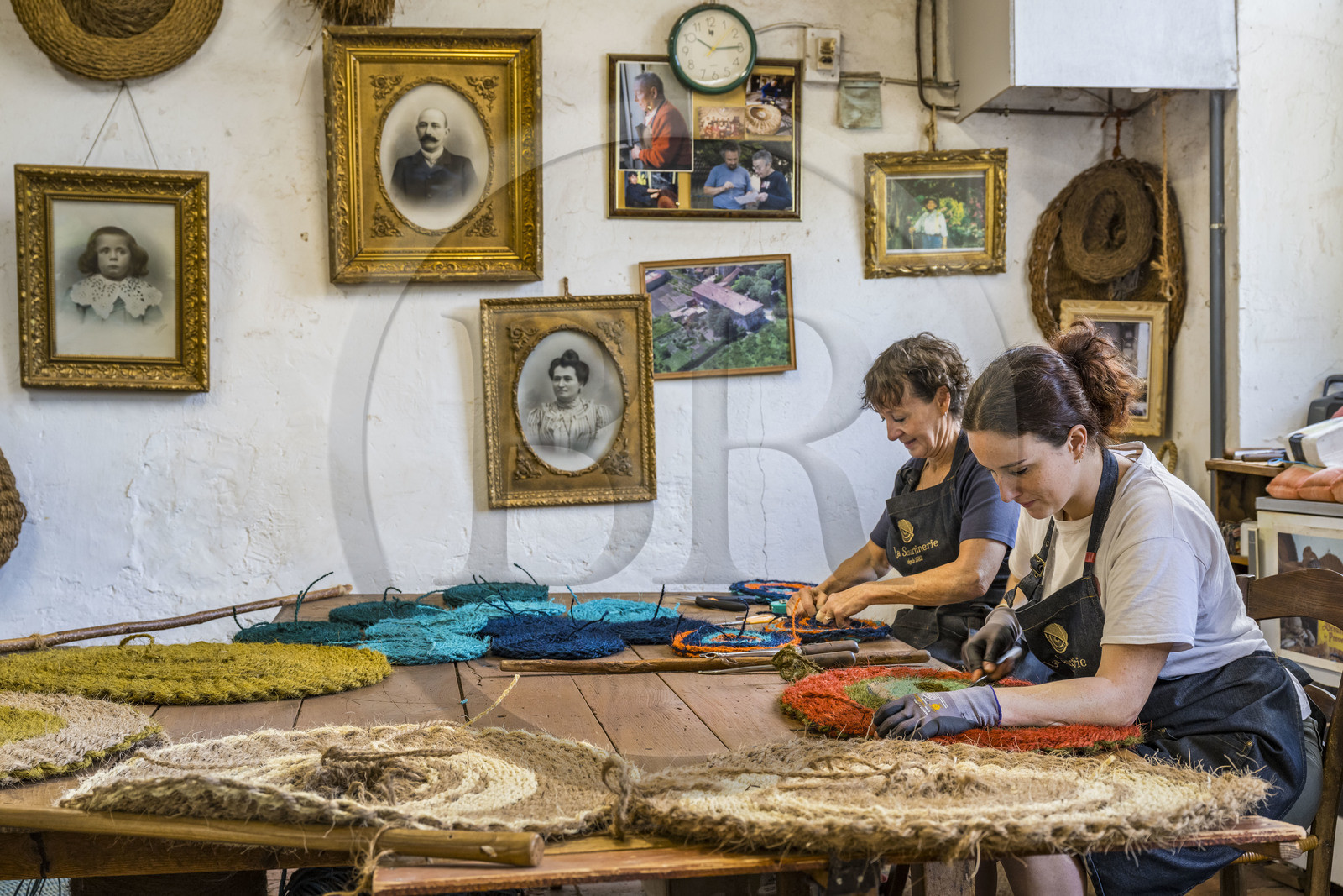France, Drôme (26), Drôme provençale, Nyons, La Scourtinerie, dernière manufacture de scourtins de Provence, filtres traditionnels utilisés dans la fabrication de l'huile d'olive mais conçus aussi aujourd'hui comme objets de décoration en fibre de coco, finitions de scourtins à la main par Sophie Villeneuve-Fert et sa mère Frédérique