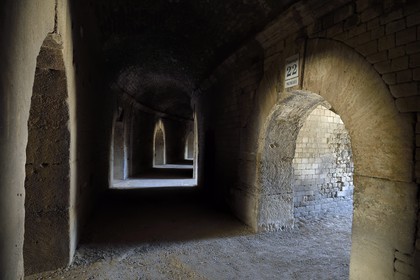 France, Bouches-du-Rhône (13), Arles, les Arènes, amphithéâtre romain de 80-90 après JC, classé Patrimoine Mondial de l'UNESCO, sous les tribunes