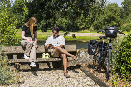 France, Maine-et-Loire (49), vallée de la Loire classée au Patrimoine Mondial par l'UNESCO, Gennes-Val-de-Loire, randonnée à bicyclette sur les berges de la Loire