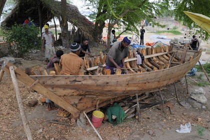 Tanzanie, archipel de Zanzibar, île de Unguja (Zanzibar), ville de Zanzibar, chantier naval près des ruines de Maruhubi Palace, fabrication d'un dhow