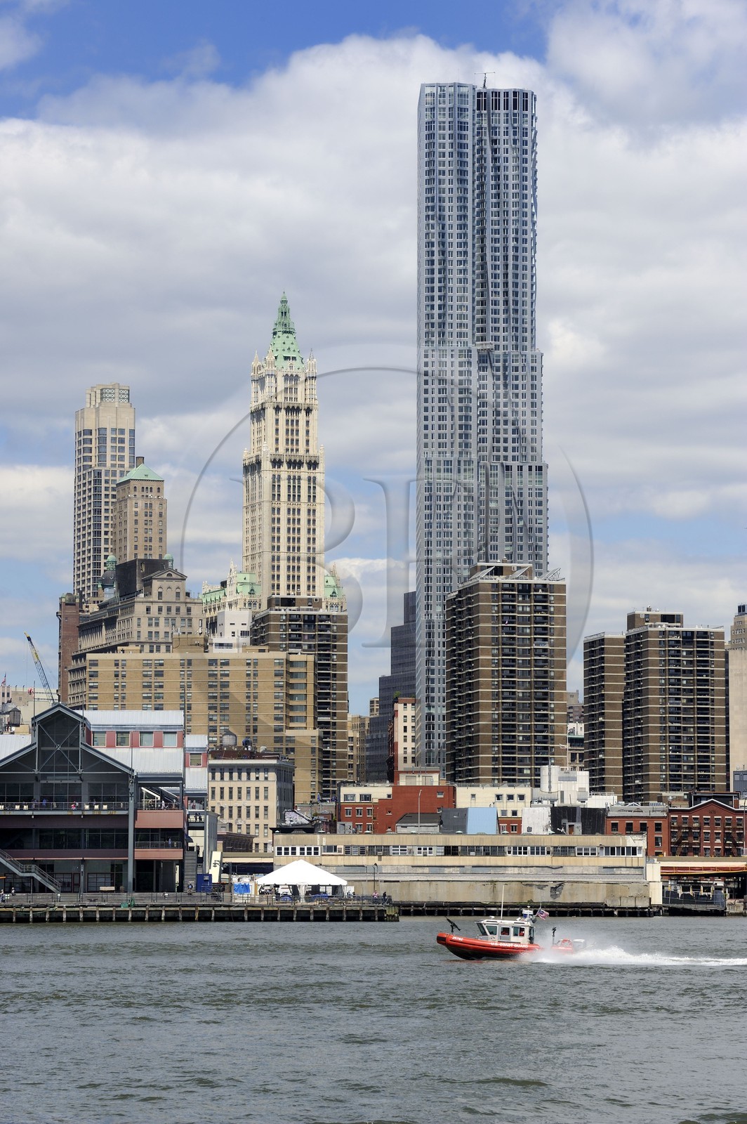 Etats-Unis, New York, Beekman Tower de l'architecte Frank Gehry vue depuis l'East River