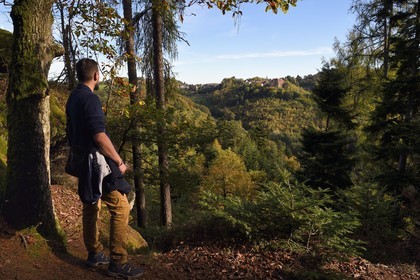 France, Bas-Rhin (67), Parc Naturel régional des Vosges du Nord, La Petite Pierre, randonneur au Rocher Blanc qui permet de bénéficier d’une belle vue sur la vieille ville et le Chateau