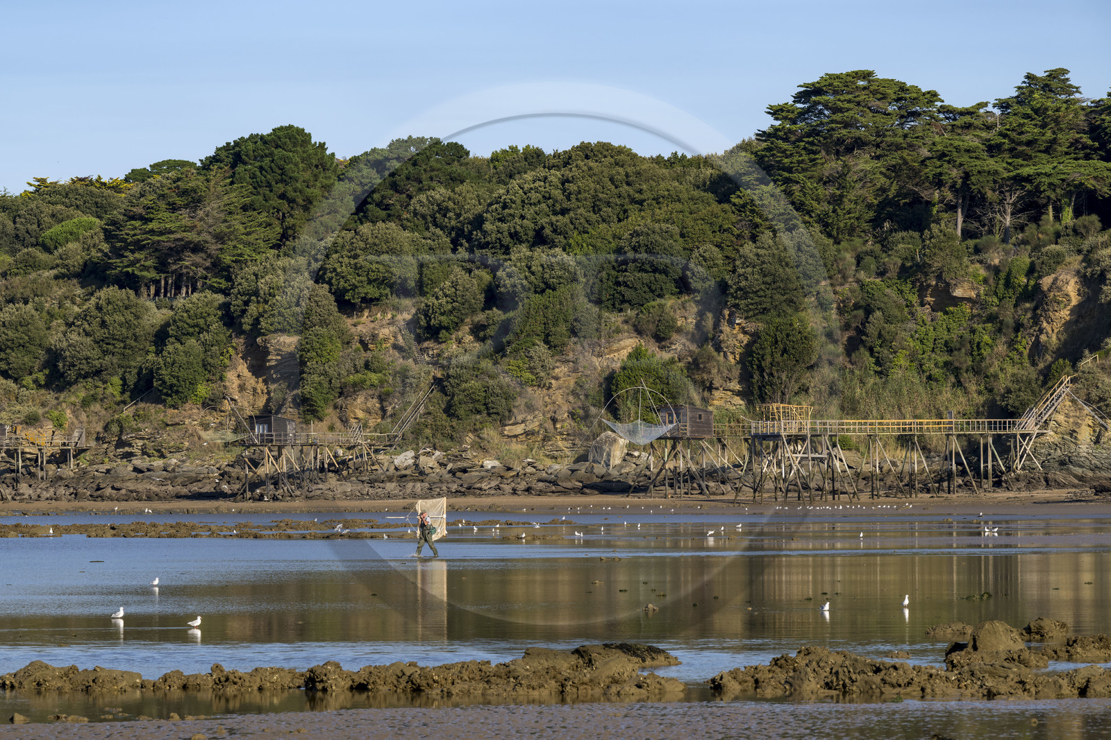 France, Loire-Atlantique (44), Baie de Bourgneuf, Pornic, cabanes de pêche traditionnelle au carrelet en bordure de la plage de Crêve-coeur à La Bernerie-en-Retz, pecheurs à pied de crevettes à l'épuisette