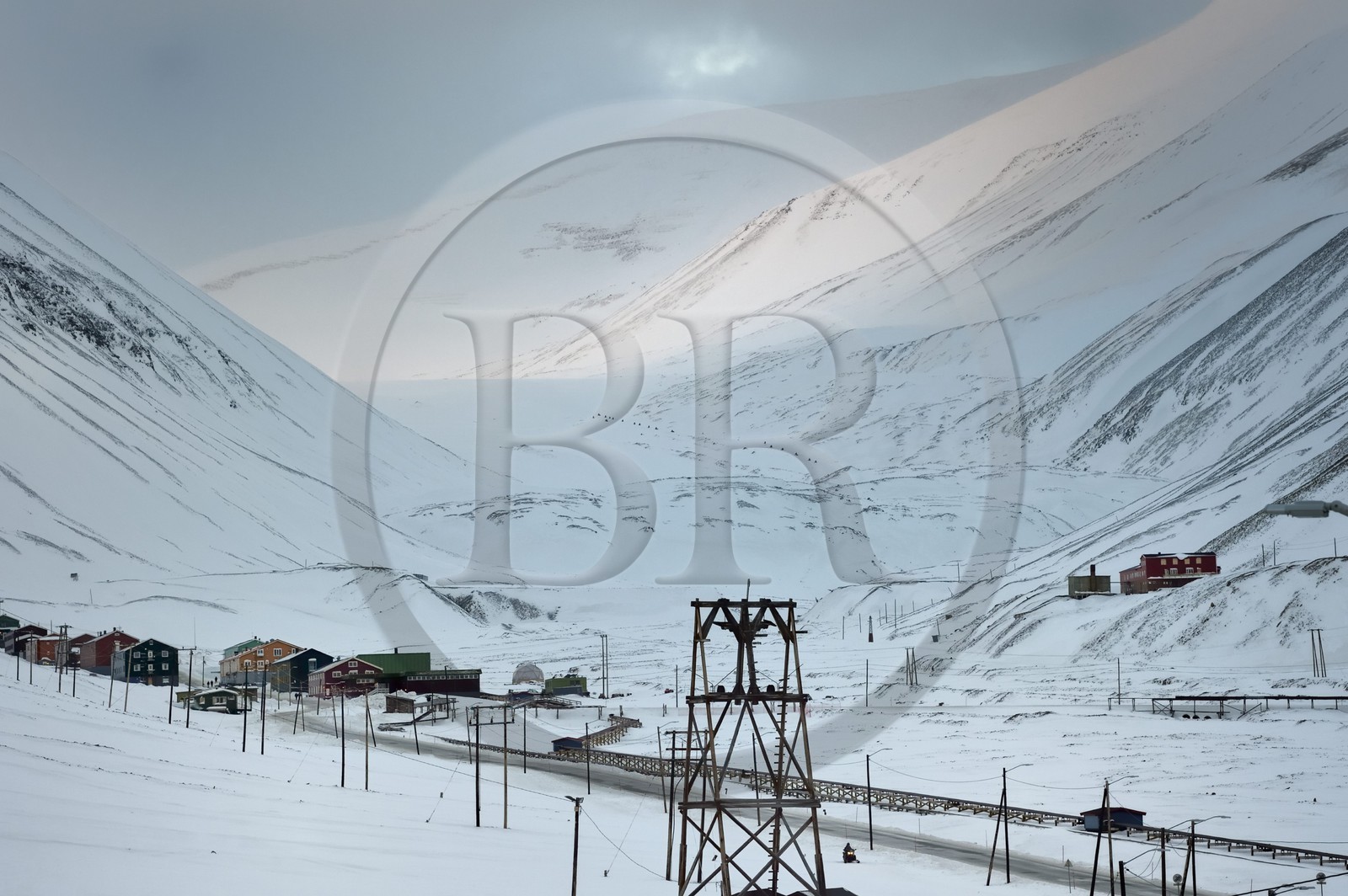 Norvège, Svalbard, Spitzberg, Longyearbyen, le haut de la ville dans le fond de la vallée