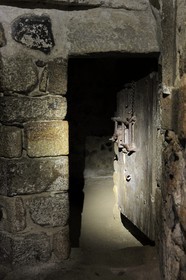 France, Manche (50), l'abbaye du Mont-Saint-Michel, classé Patrimoine Mondial de l'UNESCO, les cachots vers l'escalier Nord-Sud