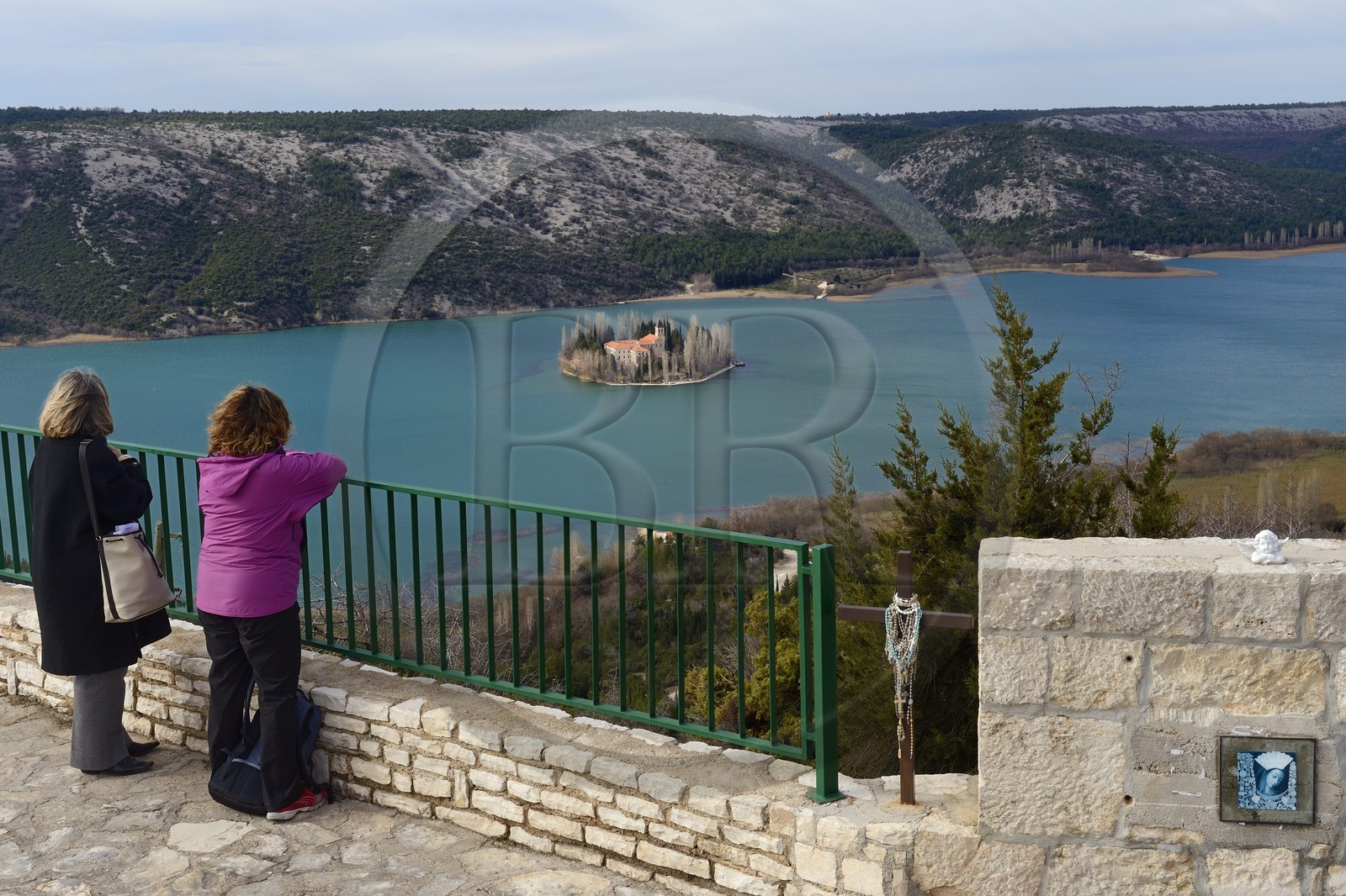 Croatie, Dalmatie, Parc national de Krka où la rivière Krka devient le lac de Visovac, monastère franciscain de l’îlot Visovac