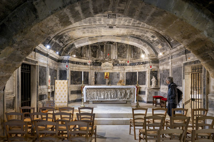 France, Bouches-du-Rhône (13), Tarascon, la collégiale royale Sainte-Marthe érigée aux XIe et XIIe siècles, la crypte remaniée au XVIIe siècle, abrite le sarcophage paléochrétien en marbre blanc (du début du IVe siècle) qui contient les reliques de Sainte-Marthe