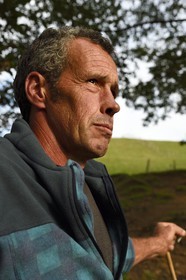 France, Pyrénées-Atlantiques (64), Pays-Basque, vallée des Aldudes, Urepel, l'éleveur de brebis manech tête noire Jean-Bernard Etchebarren